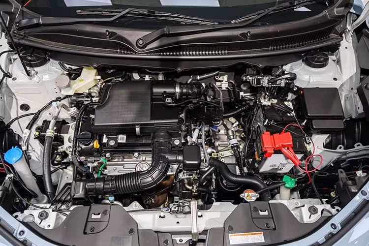 Hai phiên bản GX và SGX cao hơn sở hữu hệ truyền động mild hybrid, trong đó có động cơ xăng K15C 1.5L hút khí tự nhiên, cho công suất tối đa 99 mã lực tại 6.000 vòng/phút và mô-men xoắn cực đại 135 Nm tại 4.400 vòng/phút.