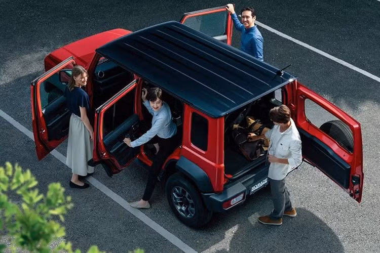 Nhiều khả năng Suzuki Jimny 2026 cũng không được thay đổi về mặt động cơ. Tại thị trường Nhật Bản, Jimny bản nội địa Nhật Bản vẫn dùng động cơ 3 xi-lanh, tăng áp, dung tích 660cc để tuân thủ quy định dành cho xe kei car. Trong khi đó, Suzuki Jimny Sierra và Jimny Nomade tiếp tục dùng động cơ 4 xi-lanh, hút khí tự nhiên, dung tích 1.5L.