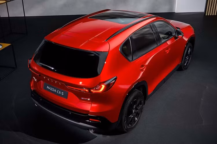Ở thế hệ mới, Mazda CX-5 mang một diện mạo khác biệt rõ rệt. Phong cách thiết kế Kodo được đẩy lên một tầm cao mới với mặt ca-lăng mở rộng, các đường nét vuông vức và cứng cáp hơn, tạo cảm giác mạnh mẽ, đậm chất SUV. Cụm đèn chiếu sáng trước dạng LED siêu mỏng, lấy cảm hứng từ các dòng CX-70 và CX-90, cùng dải đèn hậu thanh mảnh phía sau giúp chiếc xe trông cao cấp và sắc sảo hơn.