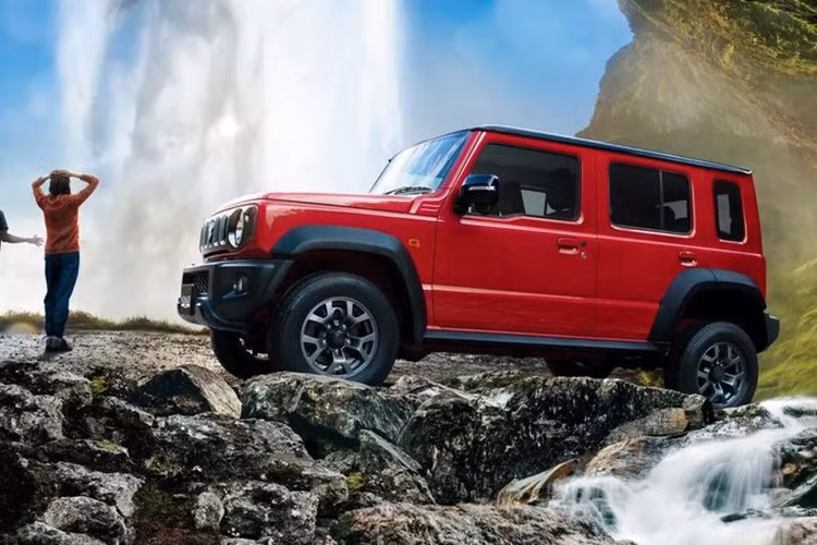 Giờ đây, khi mẫu SUV cỡ nhỏ này sắp bước sang tuổi thứ 7, ngày càng có nhiều đồn đoán về phiên bản nâng cấp giữa vòng đời của xe. Theo các thông tin mới từ Nhật Bản, Suzuki dự kiến sẽ tung ra phiên bản nâng cấp nhẹ của Jimny vào tháng 8/2025 tới. Tuy nhiên, thay đổi sẽ chỉ ở mức khiêm tốn, tập trung chủ yếu vào công nghệ thay vì thiết kế.