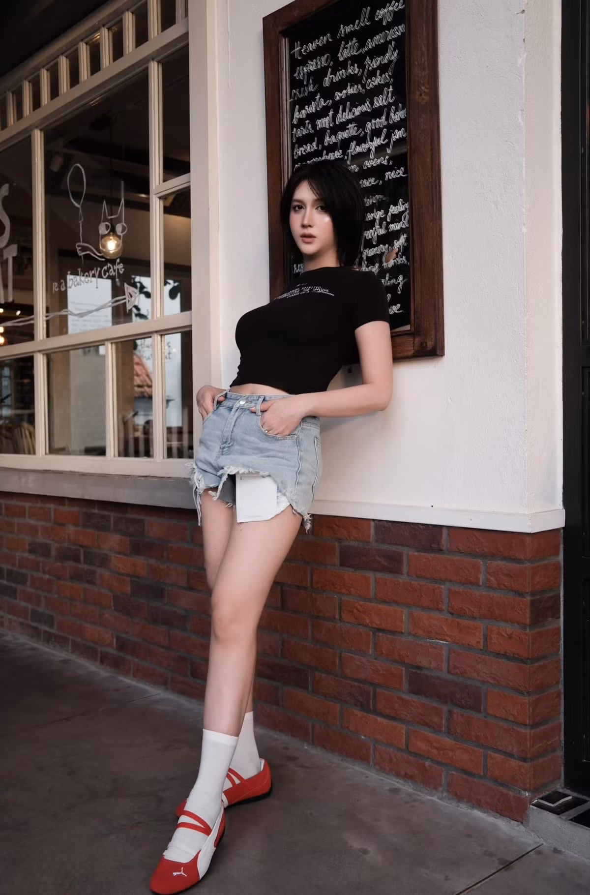 Hoàng Học cũng không ngần ngại chia sẻ về cuộc sống của mình một cách gần gũi, hài hước.