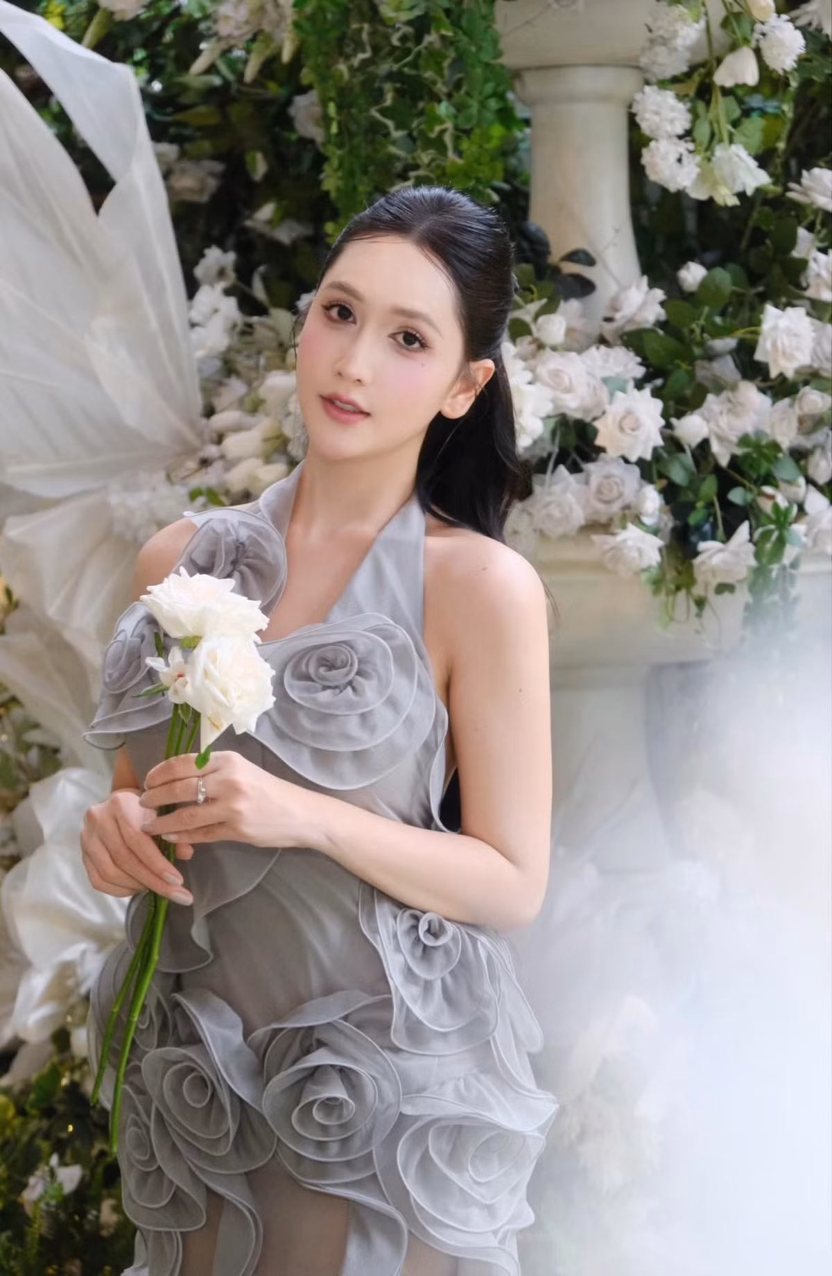 Hoàng Học sinh năm 1997 tại TP Hồ Chí Minh và được nhiều người mệnh danh là "nữ thần chuyển giới" nhờ sở hữu nhan sắc xinh đẹp, nữ tính như búp bê.