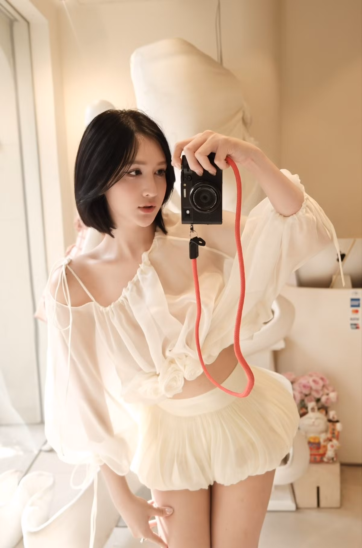 Nhan sắc của Hoàng Học từng được ví với Địch Lệ Nhiệt Ba bởi có một số đường nét tương tự.