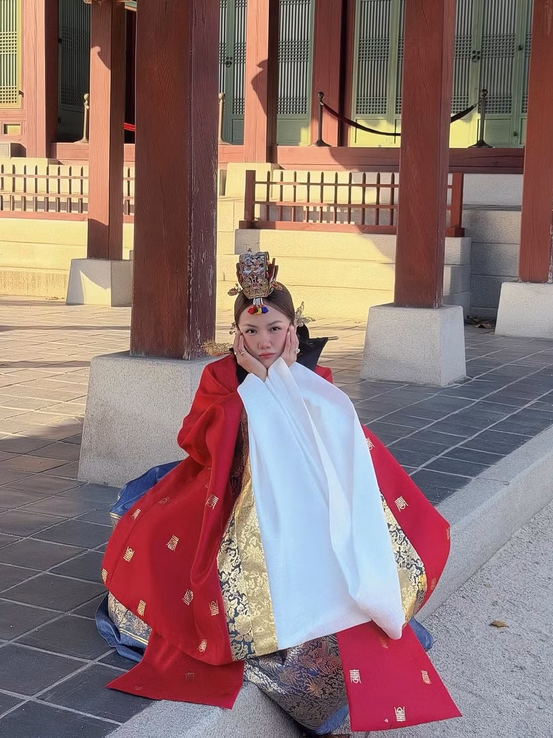 Dưới tán lá phong đỏ rực, Phương Ly hướng ánh nhìn lên bầu trời, khuôn mặt nhẹ nhàng và đầy cảm xúc – một khoảnh khắc khiến người xem liên tưởng đến hình ảnh những vương phi thời Joseon.