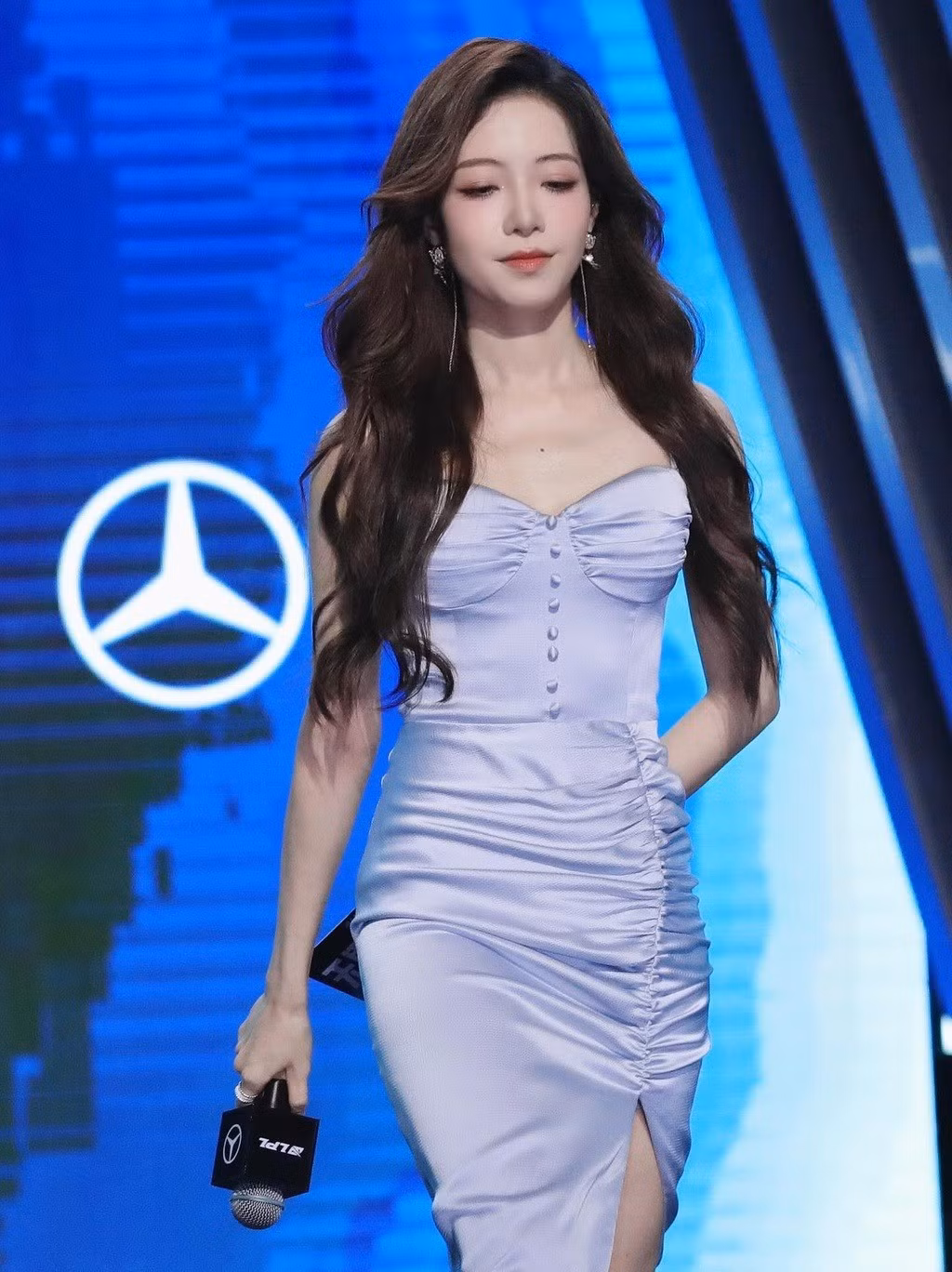 Với những người mê tựa game Liên Minh Huyền Thoại, Iris Feng (hay Xiran) không phải gương mặt xa lạ. MC sinh năm 1996 đã có 8 năm gắn bó với LMHT, từ những ngày bắt đầu sự nghiệp.