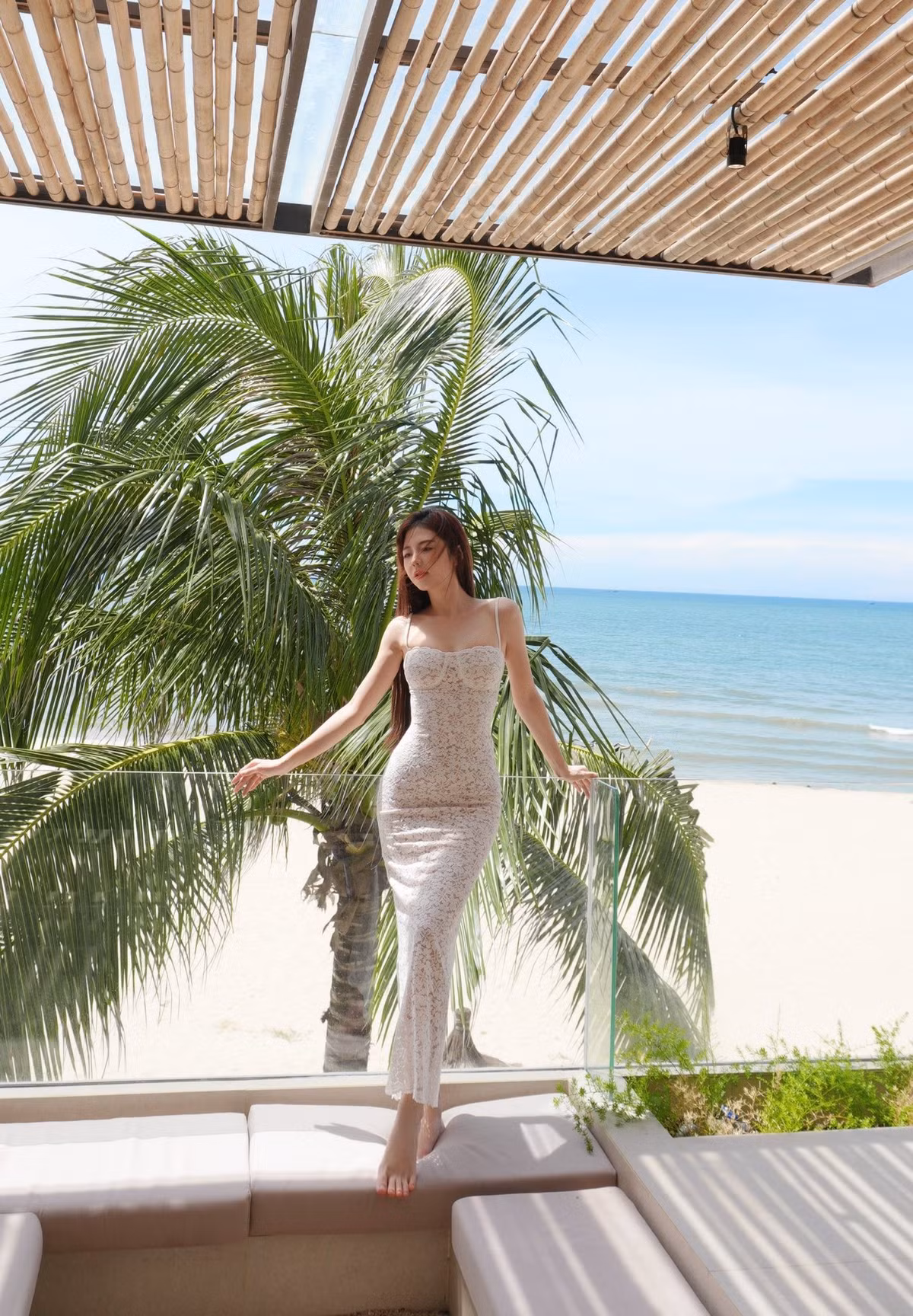 Trong bộ ảnh mới được chia sẻ trên trang cá nhân, Liz Kim Cương khoe trọn vẹn vóc dáng săn chắc, nuột nà cùng thần thái cuốn hút, nhận được "cơn mưa" lời khen từ người hâm mộ.