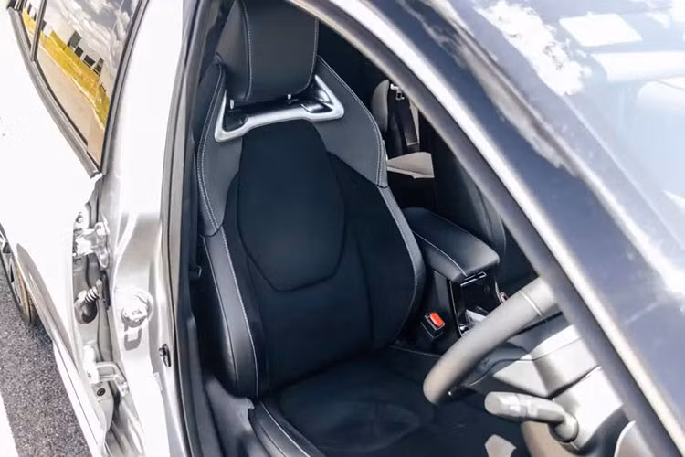 Ở chiều ngược lại, phiên bản sedan Ascent Sport được trang bị sẵn hệ thống dẫn đường vệ tinh, trong khi trên hatchback, tính năng này chỉ có trên các phiên bản cao hơn như SX và ZR.