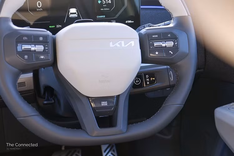 Các phiên bản 2 mô-tơ dẫn động bốn bánh của Kia EV3 2026 được xác nhận có công suất tối đa 261 mã lực trong khi con số tương ứng của bản GT cao cấp là 288 mã lực. Theo số liệu tại châu Âu, phiên bản này có thể tăng tốc 0-96 km/h trong khoảng 5,5 giây.