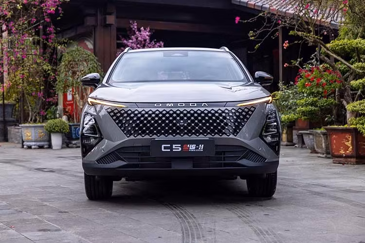 Theo lộ trình dự kiến, Omoda C5 HEV sẽ chính thức mở bán vào tháng 4 năm nay và bắt đầu bàn giao xe ngay sau đó. Với lợi thế về công nghệ Hybrid và trang bị dồi dào, đây chắc chắn sẽ là một bài toán khó cho các đối thủ cùng phân khúc trong thời gian tới.