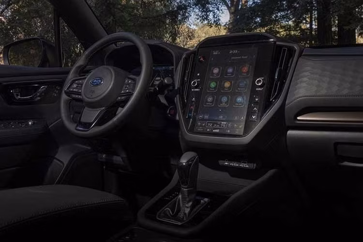 Phiên bản hybrid của Subaru Forester 2026 sử dụng hệ truyền động dạng power-split thay vì hộp số vô cấp CVT truyền thống. Kết hợp với động cơ boxer 2.5L hút khí tự nhiên, cấu hình này được tối ưu theo chu trình Atkinson và Miller nhằm tăng hiệu suất nhiệt và tiết kiệm nhiên liệu.