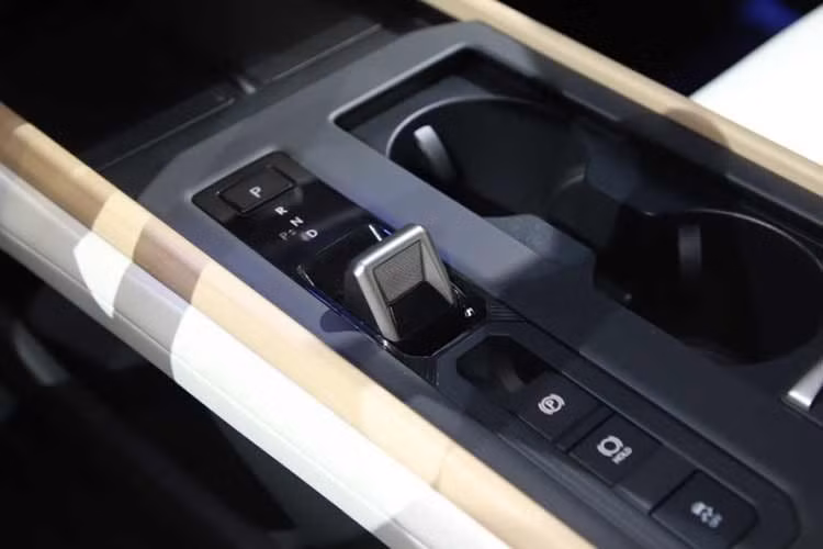 Người ngồi sau trên Lexus ES 2026 giờ có khả năng được mát xa đùi nhờ ghế cao cấp mới đặt tại đây. Về mảng trang bị an toàn, Lexus hứa hẹn ES 2026 sẽ sử dụng hệ thống ADAS đời mới nhất với thông tin chi tiết công bố sau.