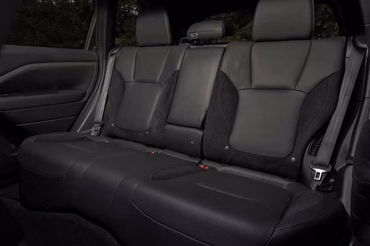 Cụm pin lithium-ion dung lượng 1,1 kWh được bố trí bên dưới sàn khoang hành lý, đi kèm hệ dẫn động 4 bánh toàn thời gian và vi sai cơ khí phía sau. Để phù hợp với bố trí mới này, bình nhiên liệu đã được thiết kế lại với các khoang sâu hơn để chứa dây dẫn và bộ inverter.
