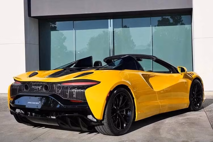 Bên cạnh đó, Artura còn là siêu xe đầu tiên của McLaren sử dụng động cơ V6 thay vì V8. "Trái tim" của siêu xe này là hệ truyền động hybrid với máy xăng V6, dung tích 3.0L, đi kèm 2 bộ tăng áp, cho công suất tối đa 571 mã lực và mô-men xoắn cực đại 585 Nm. Động cơ kết hợp với mô-tơ điện, tạo ra tổng công suất 680 mã lực và mô-men xoắn cực đại 810 Nm ở bản coupe.