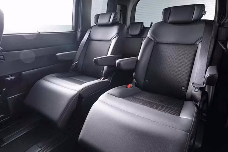 Gói công nghệ an toàn chủ động Honda SENSING. Gói trang bị này bao gồm các tính năng hiện đại như đèn pha thích ứng tự động, hệ thống cảnh báo và hỗ trợ giữ làn đường, cảnh báo va chạm và hỗ trợ phanh khẩn cấp CMBS, kiểm soát hành trình thích ứng với tính năng bám xe ở tốc độ thấp, cũng như cảnh báo xe phía trước bắt đầu di chuyển.