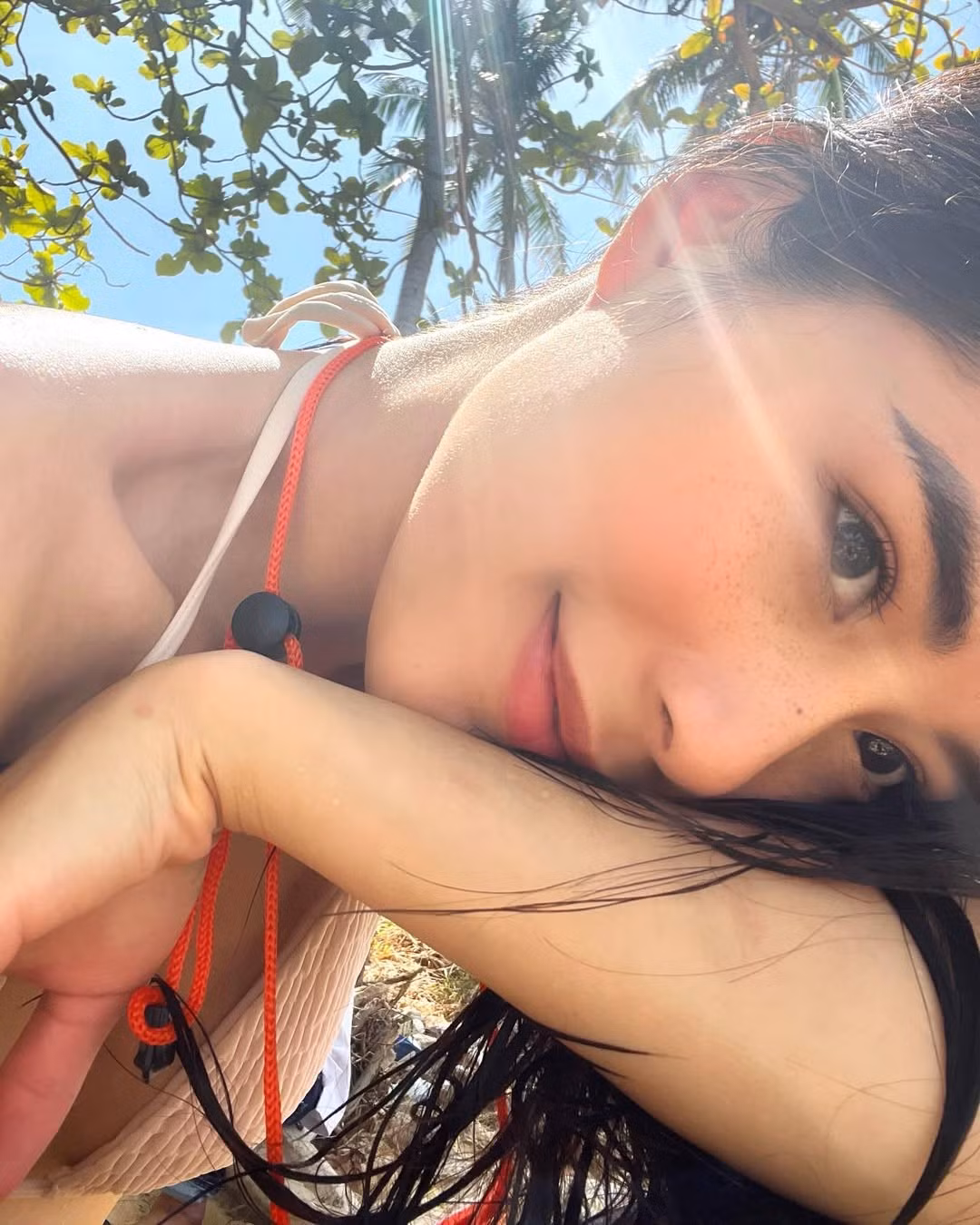 Loạt ảnh bikini của Thu Huyền không chỉ đơn thuần là những khoảnh khắc thư giãn bên bờ biển hay trong hồ bơi mà còn thể hiện sự tự tin vào vẻ đẹp hình thể của bản thân.