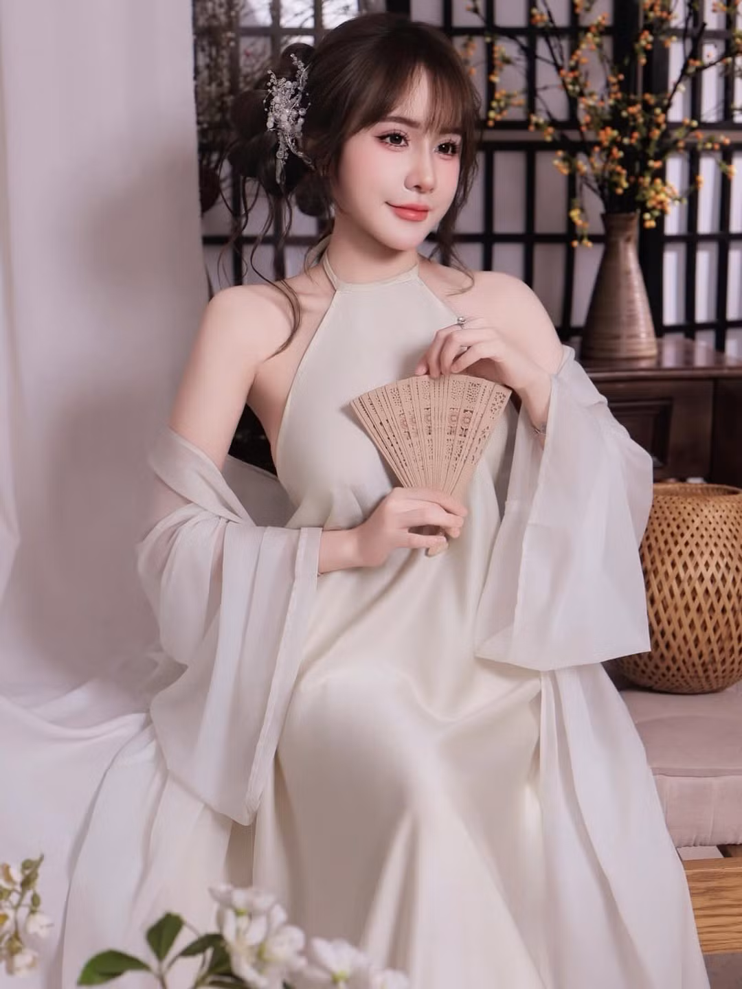 Rũ bỏ hình ảnh năng động thường thấy bên bàn bi-a, Lê Tuyết Anh khiến người hâm mộ bất ngờ khi xuất hiện trong bộ ảnh mới với váy lụa mềm mại, phong cách dịu dàng và đầy chất thơ. Visual trong trẻo cùng thần thái cuốn hút giúp cô nàng tiếp tục khẳng định sức hút riêng giữa dàn hot girl thế hệ mới.