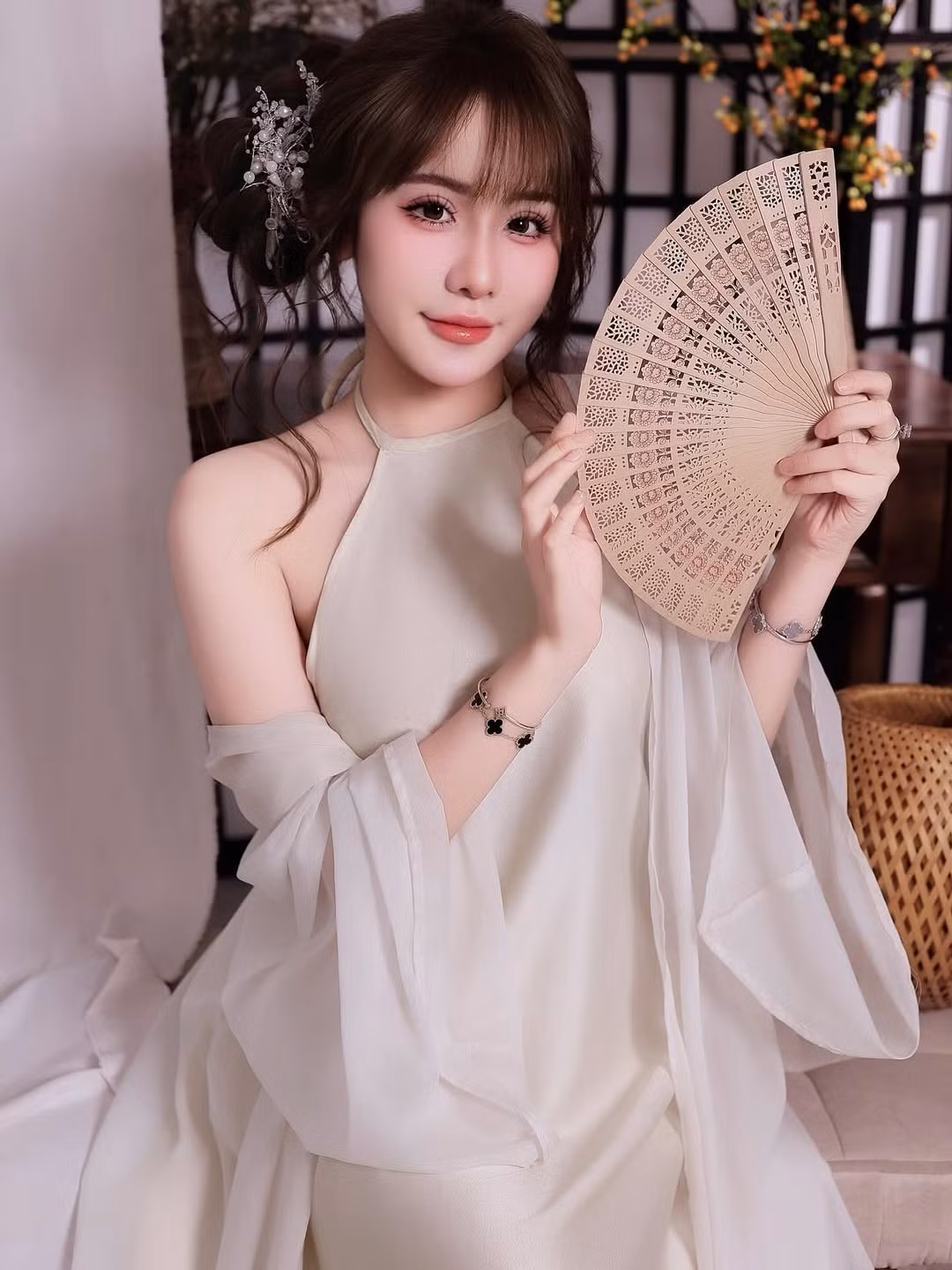Bộ váy lụa tông màu kem sữa với phom dáng suông rủ đã tôn lên vóc dáng thanh mảnh cùng làn da trắng mịn của cô nàng, tạo nên tổng thể hài hòa, thanh thoát.