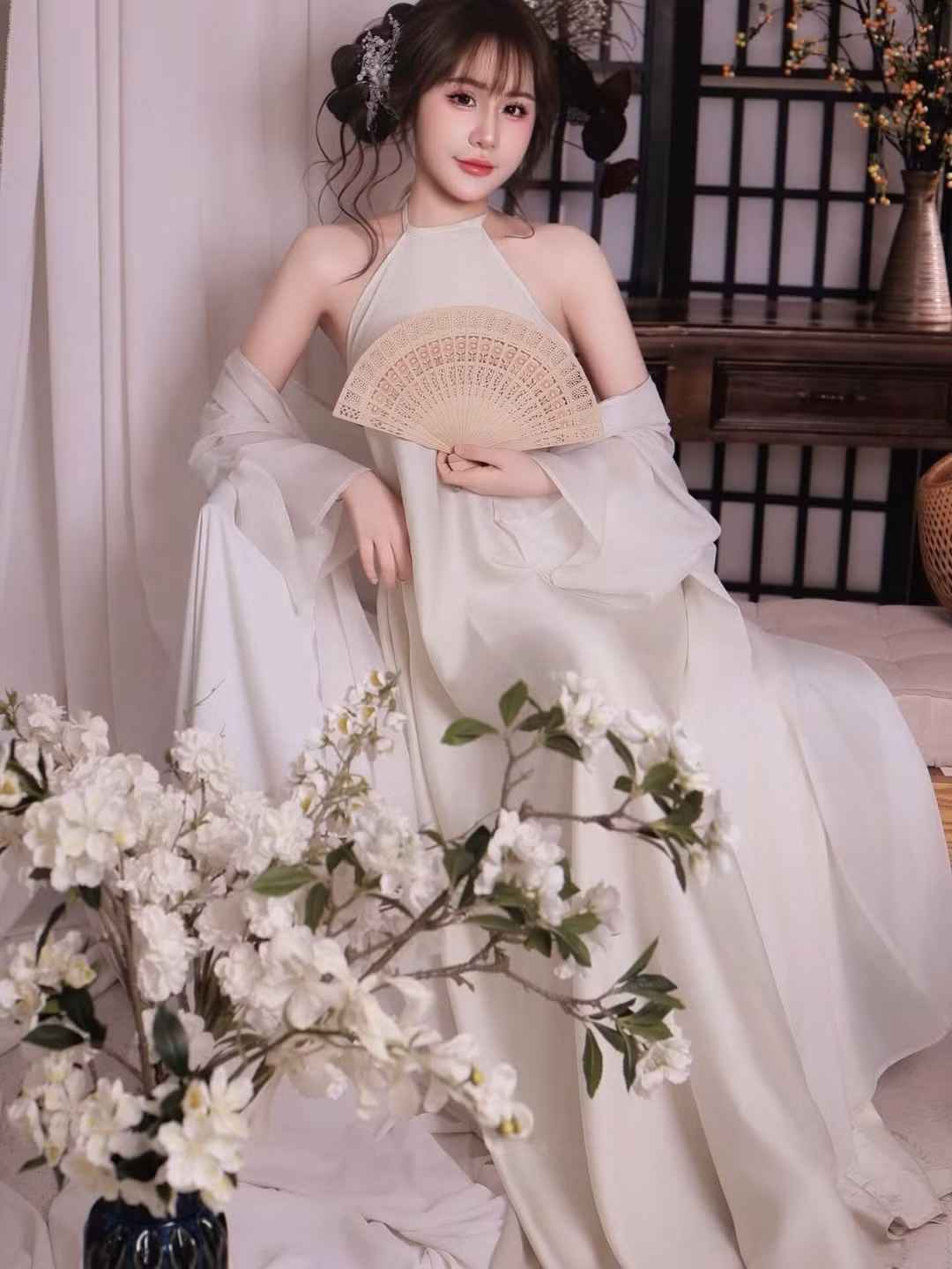 Không còn là hình ảnh cá tính, khỏe khoắn bên những cú đánh chuẩn xác trên bàn bi-a, Lê Tuyết Anh lần này xuất hiện với diện mạo hoàn toàn khác: nhẹ nhàng, nền nã và đậm chất nữ tính.