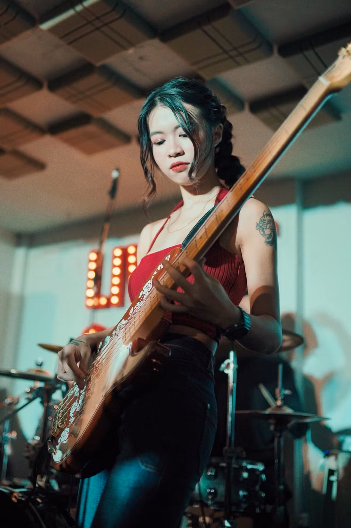 KA cá tính khi ôm guitar điện biểu diễn tại một sự kiện.