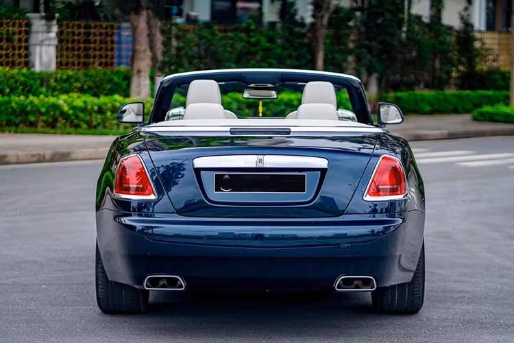 Động cơ kết hợp cùng hộp số tự động 8 cấp, nhờ đó, xe siêu sang mui trần Rolls-Royce Dawn chỉ mất thời gian 4,9 giây để tăng tốc từ vị trí xuất phát lên 100 km/h trước khi đạt vận tốc tối đa bị giới hạn điện tử ở con số 250 km/h.