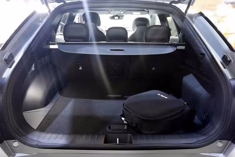Kia EV6 phiên bản First Edition tại Việt Nam sở hữu cấu hình mạnh mẽ với hai mô tơ điện cho tổng công suất lên tới 320 mã lực và mô-men xoắn cực đại 604Nm. Xe được trang bị bộ pin 77,4kWh, mang lại khả năng vận hành ấn tượng.