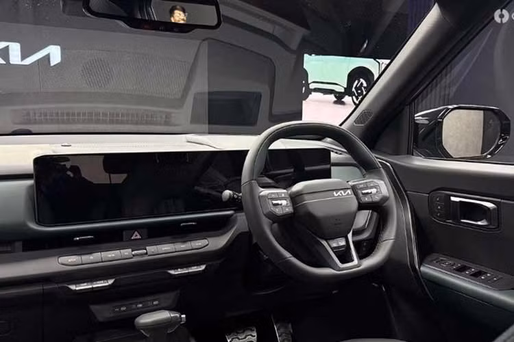 Kia cung cấp cho Seltos 2026 hai tùy chọn động cơ gồm động cơ xăng tăng áp 1.6L và động cơ hybrid 1.6L. Phiên bản hybrid đạt công suất tổng 141 mã lực. Trong khi đó, phiên bản tăng áp xăng có công suất 193 mã lực. Riêng bản hybrid còn được tích hợp hệ thống phanh tái tạo thông minh thế hệ thứ ba và công nghệ kiểm soát pin dự đoán, giúp tối ưu hiệu suất vận hành.