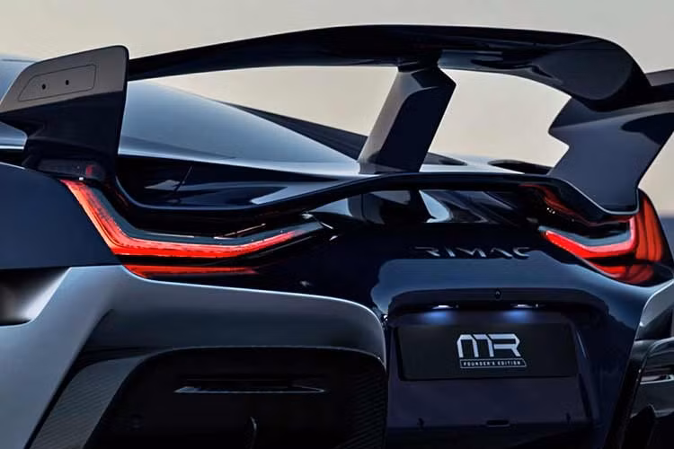 So với bản tiêu chuẩn, Nevera R có thêm cánh gió cố định cỡ lớn làm từ sợi carbon, gia tăng sức ép xuống mặt đất thêm 15%, tăng hiệu quả khí động học thêm 10%.