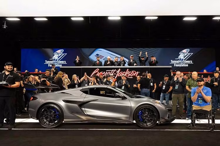 Trong những năm qua, ông đã mua tổng cộng 38 chiếc xe từ thiện được bán đấu giá thông qua Barrett-Jackson, vì vậy mọi người đều kỳ vọng ông sẽ mua cả chiếc ZR1X nữa. Hệ thống truyền động của xe bao gồm động cơ V8 LT7 tăng áp kép 5.5 lít kết hợp với 1 động cơ điện được lắp đặt trên trục trước trong một hệ thống điện hóa, tạo ra tổng công suất 1.250 mã lực, mô-men xoắn 1.292 Nm.