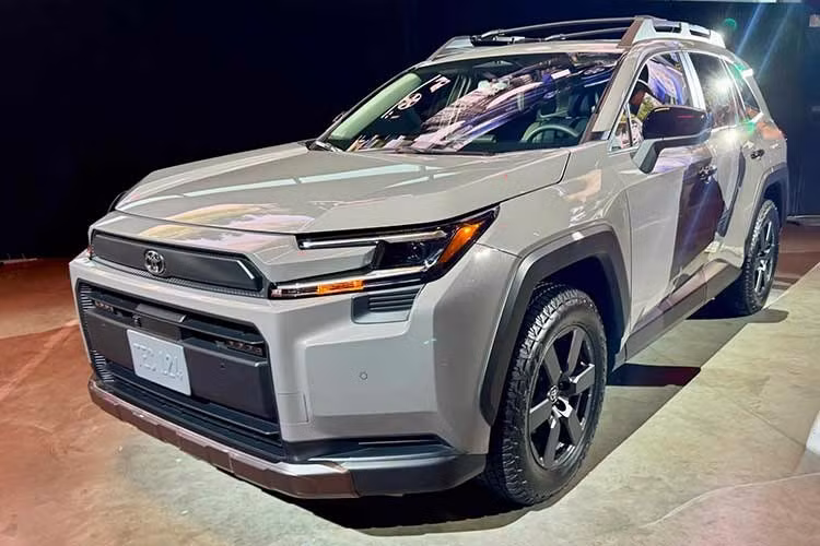 Dựa trên dữ liệu từ Hướng dẫn Xe Xanh của Chính phủ Australia, mẫu Toyota RAV4 Hybrid 2026 mới sử dụng chỉ 4,2 lít xăng cho mỗi 100 km trong điều kiện lái xe đô thị. Đây là con số thấp nhất từng được ghi nhận đối với dòng RAV4. Mức tiêu thụ này giảm đáng kể so với thế hệ trước đó, được đánh giá ở mức 4,8L/100km trong cùng chu kỳ thử nghiệm.