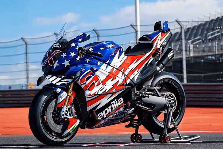 Đây là loại phanh chuyên dụng trong MotoGP với đường kính 340 mm, kết hợp cùng má phanh carbon và bộ kẹp phanh nhôm nguyên khối có cánh tản nhiệt. Việc đưa hệ thống phanh này lên một mẫu xe thương mại giới hạn được xem là bước đi đột phá của hãng xe Italy.