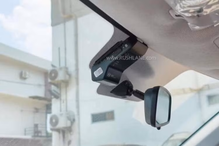 Cung cấp sức mạnh cho Hyundai Exter 2026 là động cơ xăng 4 xi-lanhKappa 1.2L, cho công suất tối đa 82 mã lực và mô-men xoắn 113,8 Nm. Đây là mẫu xe hiếm hoi trong phân khúc được trang bị động cơ 4 xi-lanh. Động cơ này đi với hộp số sàn 5 cấp hoặc tự động AMT 5 cấp.