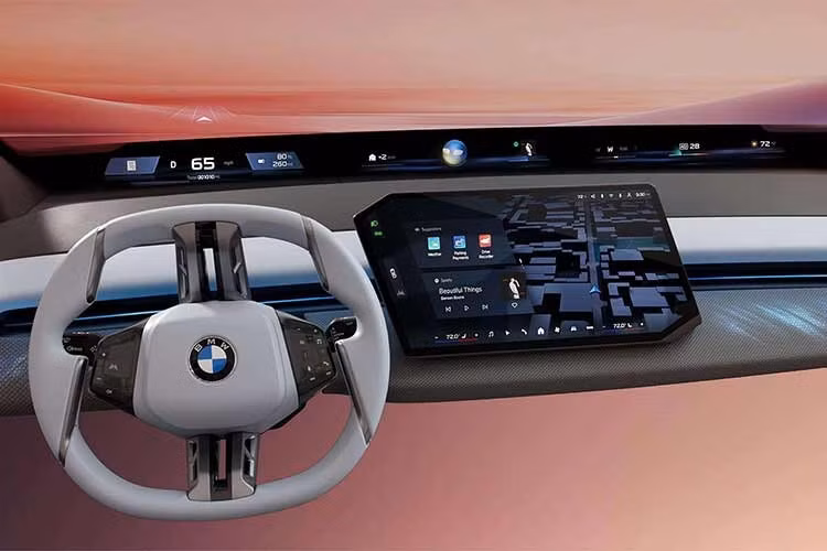 Những nâng cấp mới này là một bước đi mạnh mẽ trong việc tối giản các nút bấm vật lý, thay vào đó là màn hình cảm ứng và trợ lý giọng nói cải tiến. BMW cũng tiếp tục duy trì ba hàng ghế với sức chứa cho 7 người, phù hợp với vai trò là mẫu xe gia đình lớn nhất của thương hiệu.