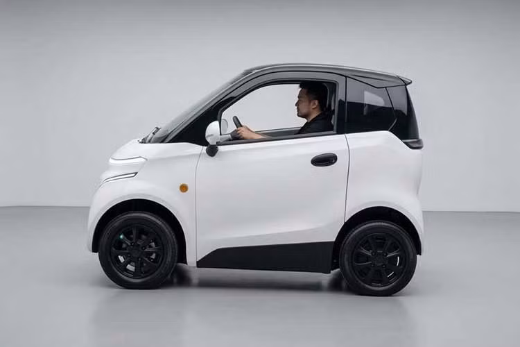 Theo thông tin từ TMT Motors, Nano S05 sẽ chính thức ra mắt Việt Nam vào tháng 6 năm nay dưới dạng lắp ráp trong nước. Công ty cho biết mẫu xe này sở hữu mã gen từ Silence S04 đang bán tại thị trường châu Âu. S04 vốn là sản phẩm của thương hiệu Silence thuộc tập đoàn Acciona của Tây Ban Nha.