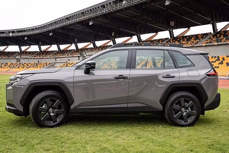 Mặc dù RAV4 Hybrid 2WD hiện tại đang giữ danh hiệu mẫu xe tiết kiệm nhiên liệu nhất, nhưng danh hiệu này có thể không duy trì lâu khi phiên bản RAV4 PHEV (hybrid cắm điện) ra mắt. Mẫu PHEV dự kiến sẽ có mức tiêu thụ nhiên liệu thấp hơn nhiều so với các phiên bản hiện tại.