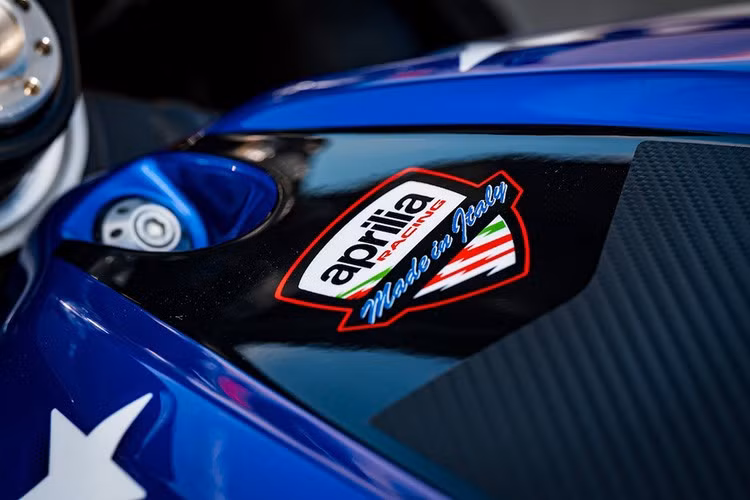 Tính khí động học cũng được Aprilia Racing đặc biệt chú trọng. Đuôi xe sở hữu các cánh gió lấy cảm hứng từ mẫu RS-GP, giúp tăng áp lực xuống mặt đường khi phanh ở các khúc cua. Dàn cánh gió bên làm bằng sợi carbon không chỉ giảm lực ép khi xe nghiêng mà còn tối ưu hóa độ bám đường và tính ổn định. Toàn bộ thân xe được hoàn thiện bằng màu sơn lấy cảm hứng từ quốc kỳ Mỹ.