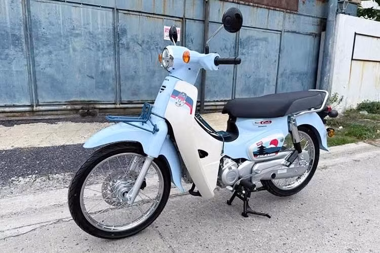 Mức giá xe máy Honda Super Cub Fujisan 2026 tại Việt Nam không dành cho số đông khi chào bán tới hơn 120 triệu đồng. Đây là mẫu xe chơi, chủ yếu hướng đến những người ưa sưu tầm, thích sản phẩm độc, lạ. Tại Thái Lan, xe có giá 54.000 baht (khoảng 43,4 triệu đồng).