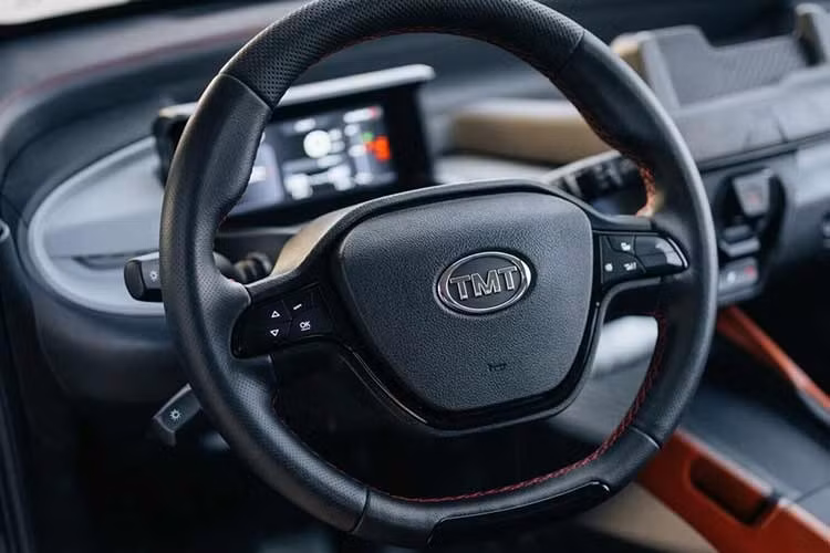 Xe cũng có phanh tay chỉnh cơ, kính chỉnh điện và điều hòa tự động. Khu vực cốp sau của Nano S05 được thiết kế đủ rộng để chứa các vật dụng cá nhân như túi xách, ba lô hoặc cặp tài liệu, đáp ứng nhu cầu sử dụng hằng ngày của người dùng đô thị.