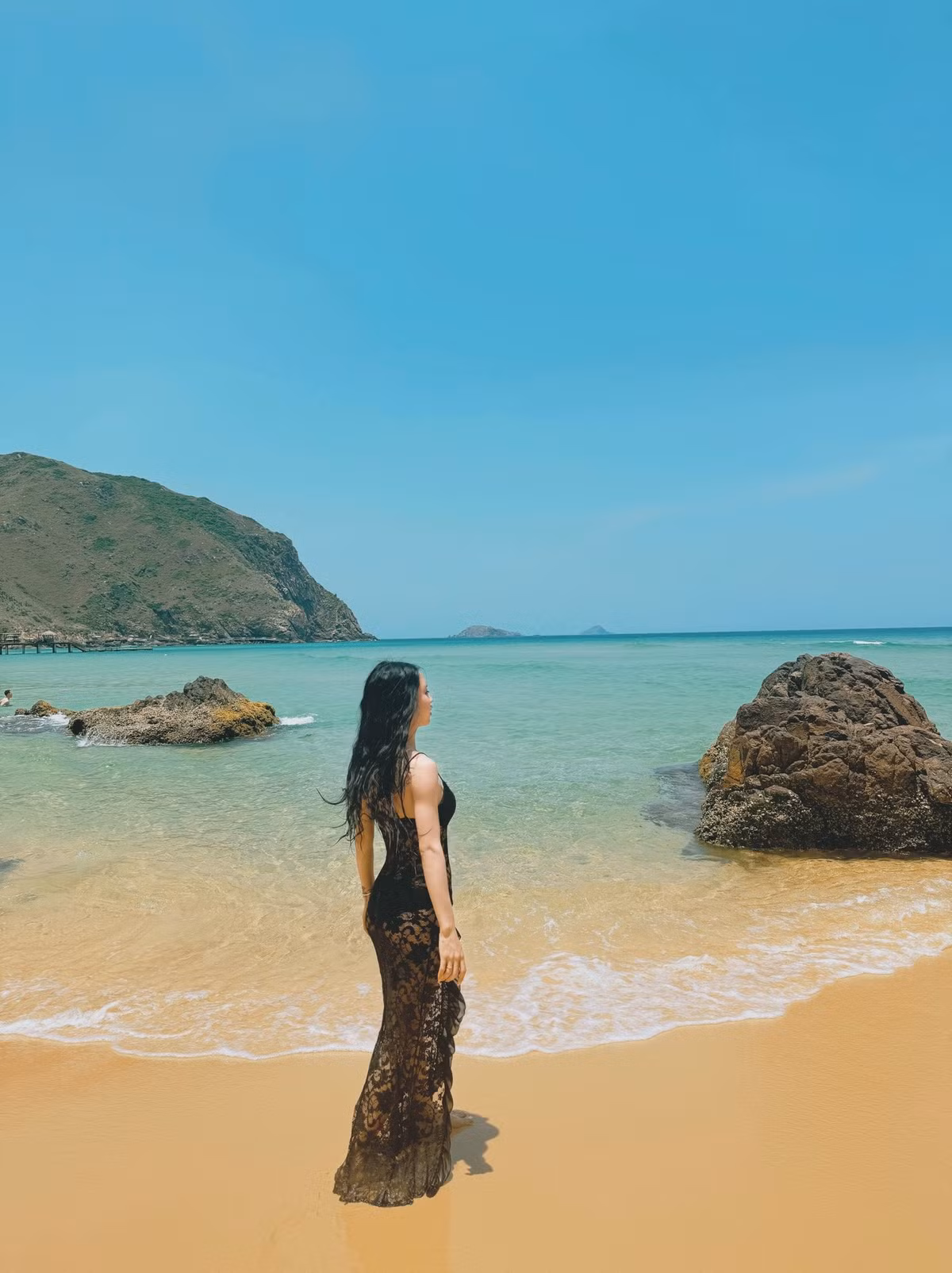 Khác hẳn với hình ảnh mạnh mẽ, rắn rỏi trong bộ đồ thể thao, Trần Thị Duyên ngoài đời sở hữu một thân hình cực kỳ quyến rũ với vòng eo "con kiến" săn chắc, cùng vóc dáng cân đối đáng ngưỡng mộ.