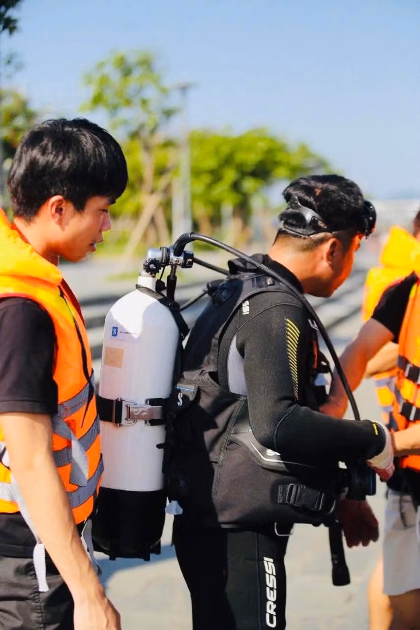 Dưới cái nắng bỏng rát của mùa hè miền Trung, mồ hôi hòa cùng sóng nước, nhưng các cán bộ, chiến sĩ vẫn nỗ lực hoàn thành từng nội dung huấn luyện. Với họ, mỗi giờ luyện tập là một lần tích lũy kinh nghiệm, nâng cao kỹ năng và rèn luyện bản lĩnh để sẵn sàng nhận nhiệm vụ trong mọi điều kiện.