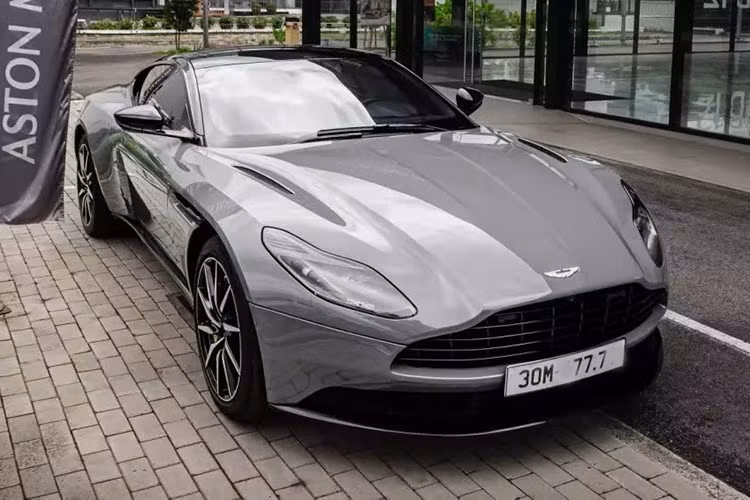 Mới đây, thông tin về việc một chiếc xe thể thao hạng sang Aston Martin DB11 V8 đời 2022 màu xám được trên đường vận chuyển từ TP.HCM ra Hà Nội, đã nhận được sự quan tâm không nhỏ của giới mê xe trong nước.