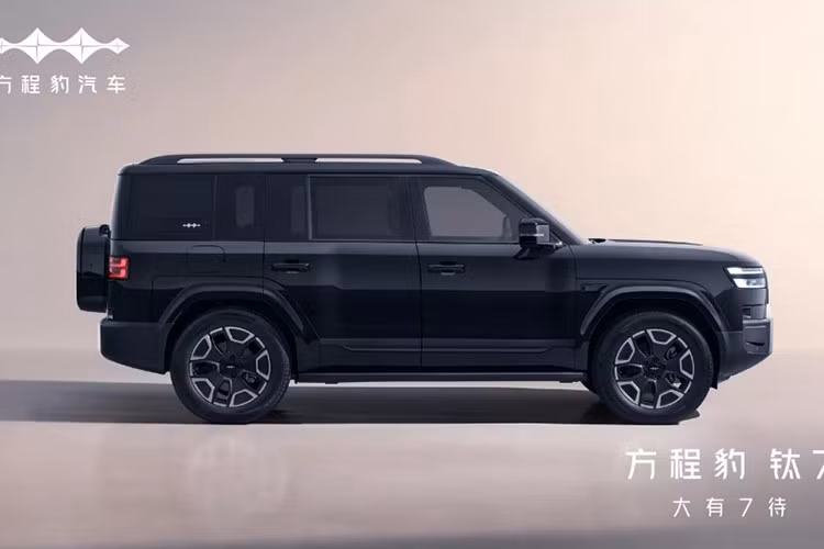 Fang Cheng Bao Tai 7 sở hữu ngoại hình giống Land Rover Defender đến mức không thể chối cãi. Phần đầu xe gần như là bản sao của Defender, trừ cụm đèn pha chia đôi thay vì hình tròn.