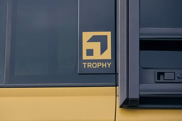 Land Rover còn cung cấp thêm nhiều tùy chọn phụ kiện để cá nhân hóa chiếc Trophy Edition, bao gồm baga mui Expedition Roof Rack, thang gấp, thùng chứa vật dụng gắn ngoài, tấm chắn bùn và ống thở… tất cả đều nhằm tối ưu hóa khả năng vượt địa hình cho những hành trình khám phá không giới hạn.