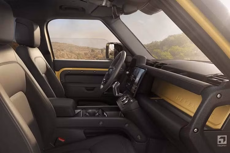 Không gian nội thất của Defender 110 Trophy Edition được thừa hưởng những cải tiến mới nhất từ bản nâng cấp năm 2026. Nổi bật là cần số thiết kế mới, màn hình cảm ứng trung tâm 13,1 inch hiện đại và bộ ghế bọc da Windsor màu đen sang trọng.