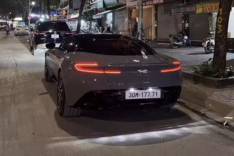 Aston Martin DB11 V8 màu xám China Grey sẽ chuyển sang chế độ thể thao Sport và cuối cùng là Sport Plus, sẽ đánh thức hệ thống treo, hệ thống lái, hộp số tự động 8 cấp và hệ thống Torque Vectoring kết hợp cùng nhau để mang đến trải nghiệm tốc độ thú vị nhất.