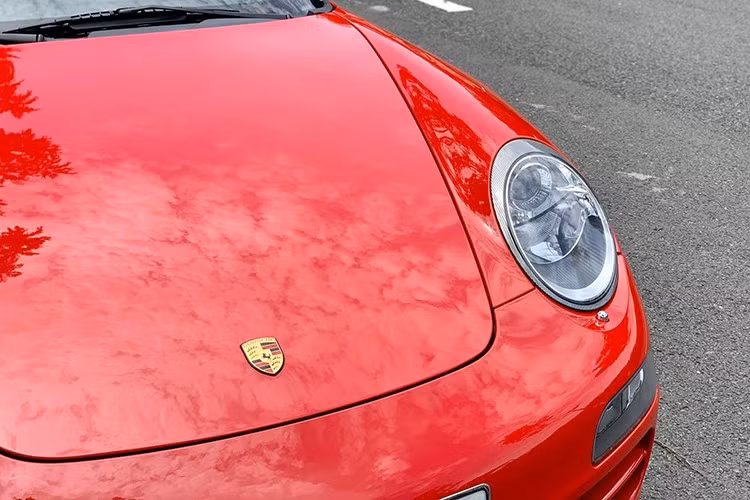 Biển số xe "hàng độc" này, không chọn dãy số 911 như cách các đại gia khác đang chơi xe Porsche 911, đại gia Hà Nội chọn con số 997 trùng với tên phiên bản xe Porsche 911 997 của anh mới tậu gần đây.
