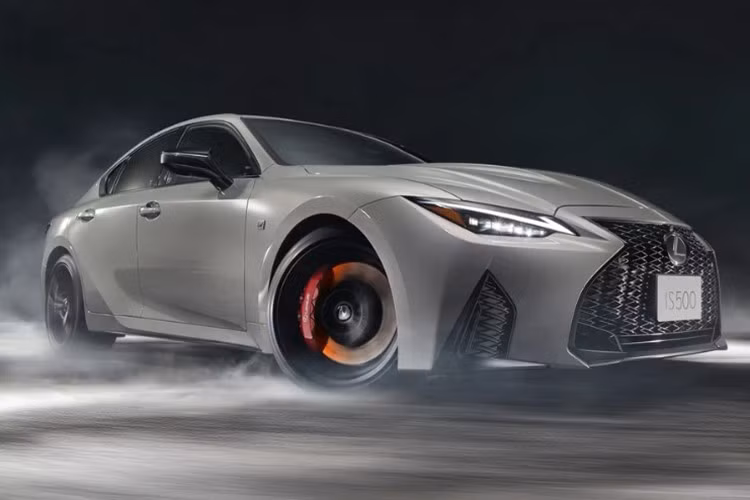 Trước đó, Lexus USA cũng đã giới thiệu IS 500 Ultimate Edition – phiên bản giới hạn 500 xe dành riêng cho thị trường Bắc Mỹ. Theo kế hoạch, Lexus sẽ chính thức ngừng sản xuất dòng IS 300 và IS 500 tại Nhật Bản từ tháng 11/2025, kết thúc một chương sử đầy cảm xúc với dòng sedan IS trang bị động cơ V8 hút khí tự nhiên.