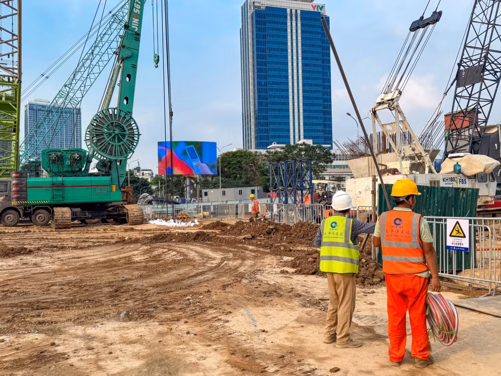 Toàn bộ khu vực thi công được lắp đặt hệ thống quan trắc hoạt động 24/7 để theo dõi liên tục các thông số như độ lún, độ nghiêng và chuyển vị của các công trình lân cận. Mọi dữ liệu được cập nhật theo thời gian thực để kịp thời xử lý nếu phát sinh diễn biến bất thường.
