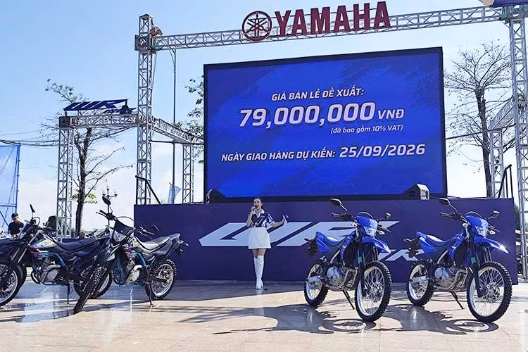Tại thị trường Việt Nam, giá xe Yamaha WR155R 2026 được niêm yết chính hãng với mức 79 triệu đồng (đã bao gồm VAT). Phiên bản WR155R Blue tiếp tục thể hiện đậm chất xe đua với tông xanh đặc trưng của Yamaha, kết hợp đồ họa speed block và logo GYTR (Genuine Yamaha Technology Racing). Bản WR155R Black cá tính hơn với tông màu Cyan làm chủ đạo, phối cùng các điểm nhấn.