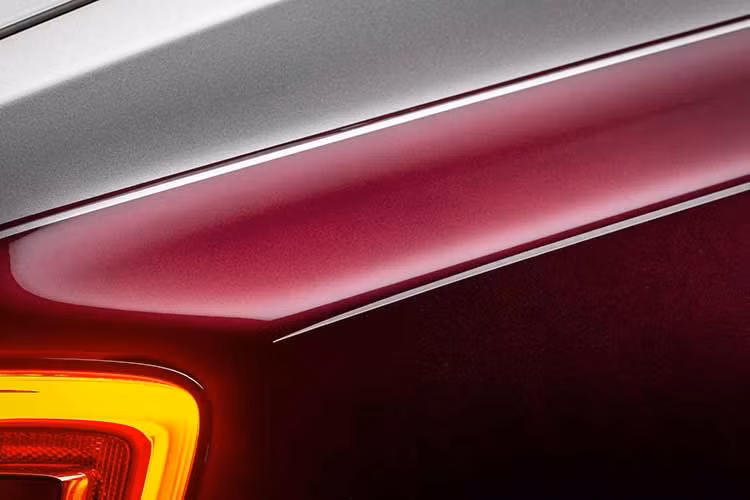 Trước đây, Rolls-Royce đã đẩy mạnh cá nhân hóa với dự án Nightingale Phantom độc nhất vô nhị và Hummingbird cũng đi theo logic tương tự, để câu chuyện của một khách hàng duy nhất định hình toàn bộ quá trình chế tạo. Việc sử dụng các vật liệu tự nhiên trong nội thất theo cách này đòi hỏi thời gian và công sức thực sự để đạt được sự hoàn hảo.