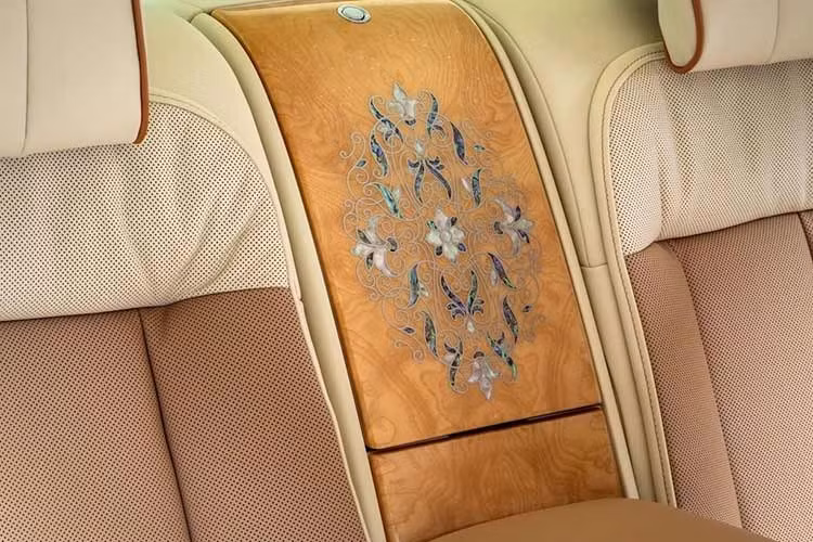 Bên ngoài, Hummingbird khoác lên mình lớp sơn hai tông màu Wildberry và White Sands với hình vẽ chim ruồi được vẽ tay, phản chiếu họa tiết khảm gỗ bên trong. Đây là trường hợp hiếm hoi khi tác phẩm nghệ thuật bên ngoài và kỹ thuật chế tác cabin cùng kể một câu chuyện.